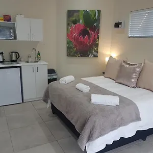 Guest house Sharon's House: Modern Self-catering